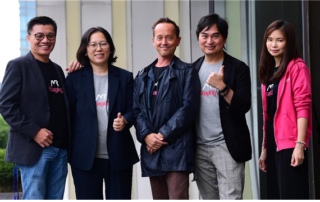 사진 설명: 아이스테이징 팀이 런칭행사전 행사장 앞에서 포즈를 취하고 있다. 좌로부터 아이스테이징 대표 조니 리(Johnny LEE), 아이스테이징 아시아대표 추선우, 아이스테이징 EMEA 대표 파비앙 버나드(Fabien Bernad), 아이스테이징 아시아 고문 조(JOE), 아이스테이징 공동대표 소피아왕(Sophia Wong)